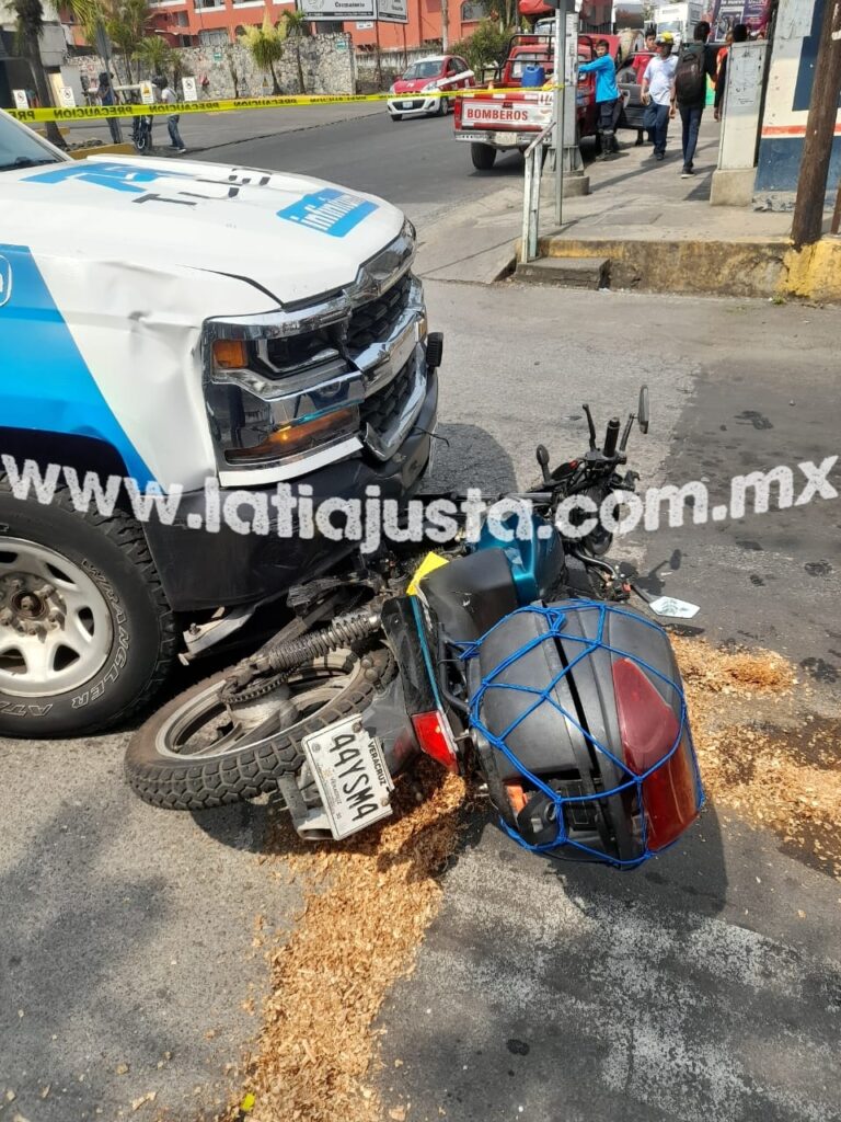 NO RESPETAN LA LUZ EN ROJO Y CHOCA CAMIONETA CON MOTOCICLISTA.