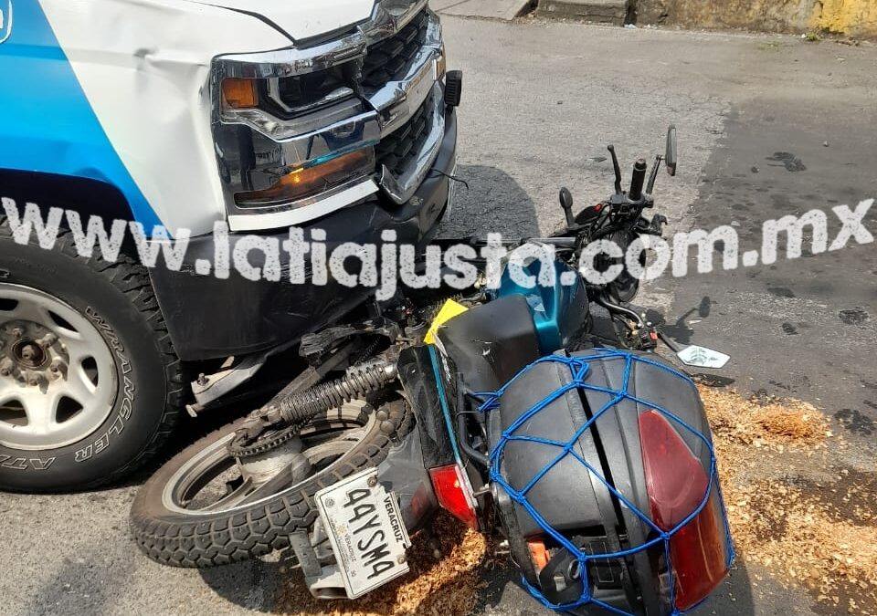 NO RESPETAN LA LUZ EN ROJO Y CHOCA CAMIONETA CON MOTOCICLISTA.