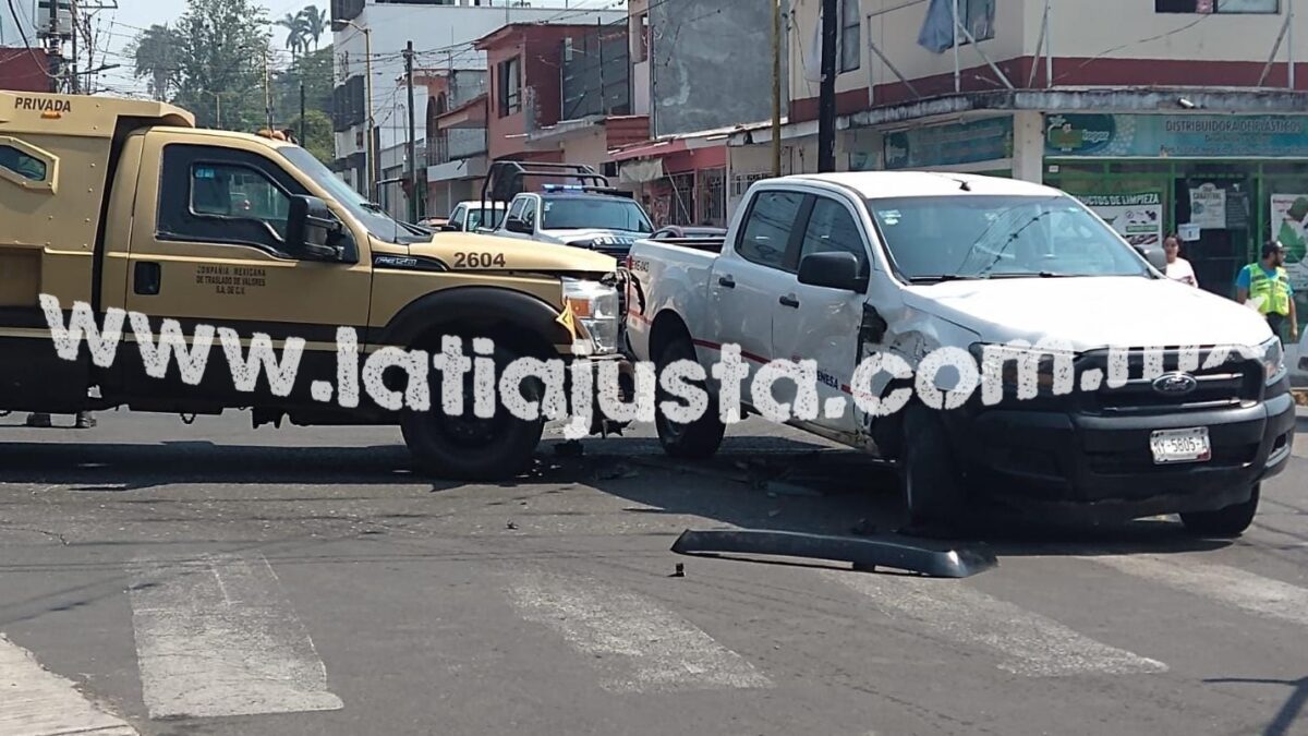 CAMIONETA NO RESPETA LA PREFERENCIA Y SE LA LLEVA UNA UNIDAD DE VALORES.