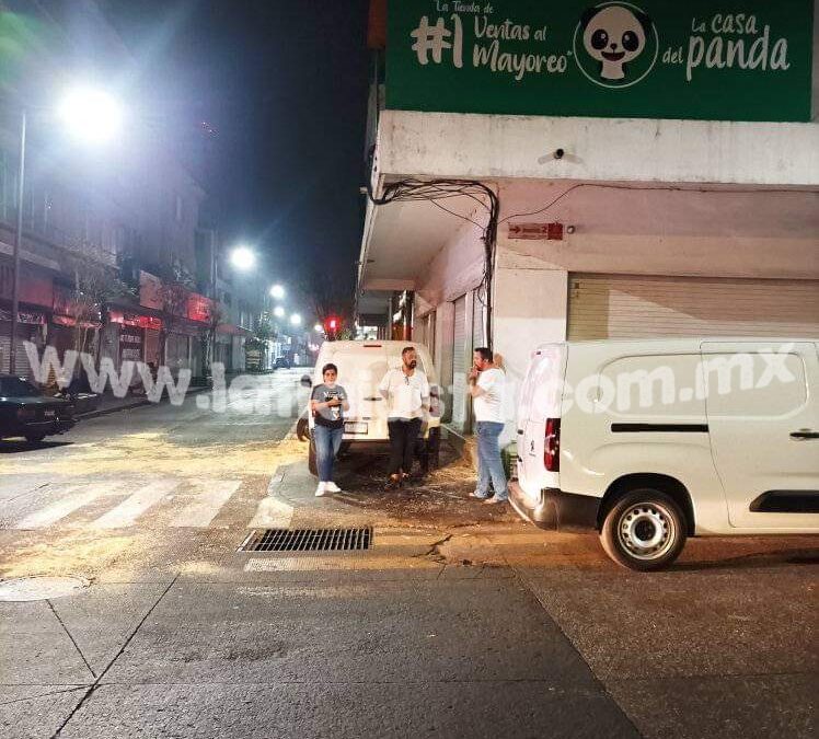 CAMIONETA NO RESPETA LA PREFERENCIA Y CHOCA CONTRA UN AUTOMÓVIL EN EL CENTRO DE CÓRDOBA.