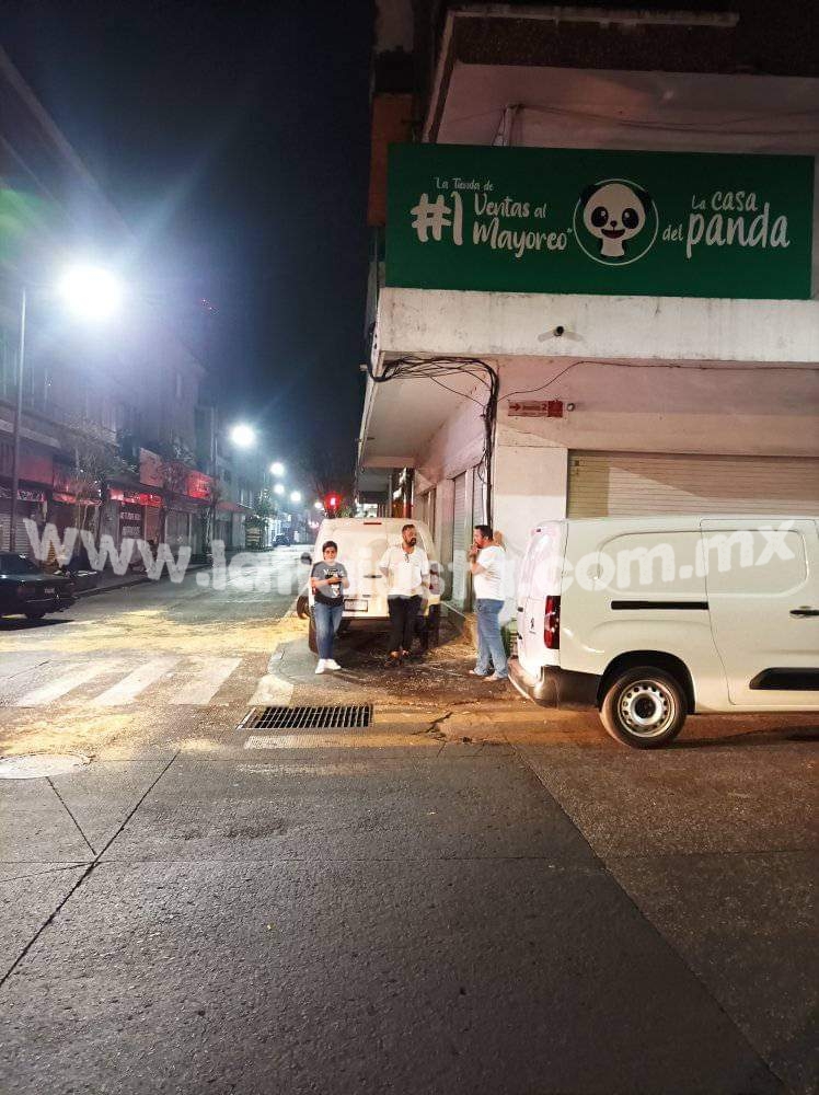 CAMIONETA NO RESPETA LA PREFERENCIA Y CHOCA CONTRA UN AUTOMÓVIL EN EL CENTRO DE CÓRDOBA.