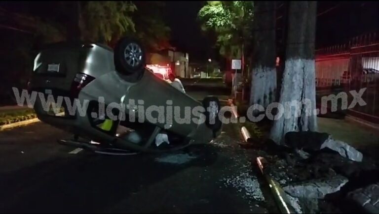 CONDUCTOR DE CAMIONETA CHOCA Y VUELCA EN COLONIA CENTRO, DE IXTACZOQUITLÁN.