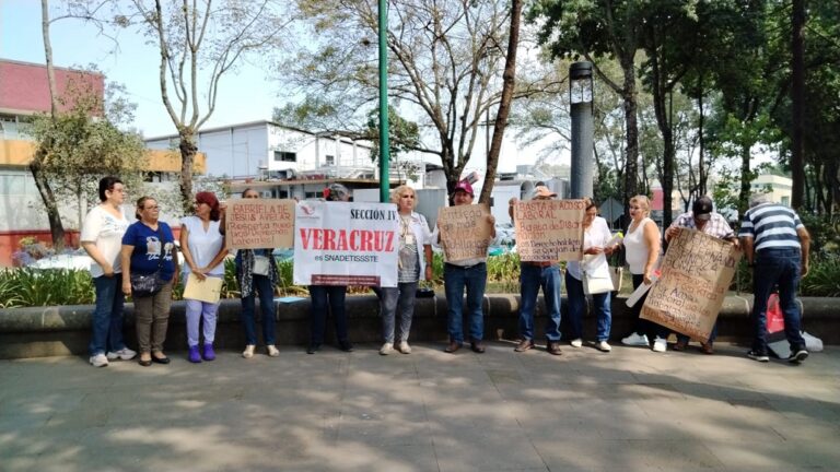 Se manifiestan frente a delegación del ISSSTE para exhibir acoso y discriminación.