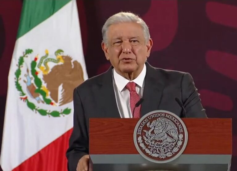 AMLO y Martí Batres acusan a madre buscadora de montaje del crematorio clandestino en CDMX.