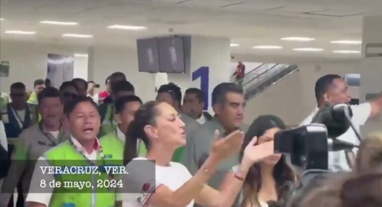 Grupo de personas abuchean a Sheinbaum en aereopuerto de Veracruz, ella les manda besos.