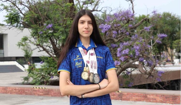 Valeria González Partida gana tres medallas en esgrima.