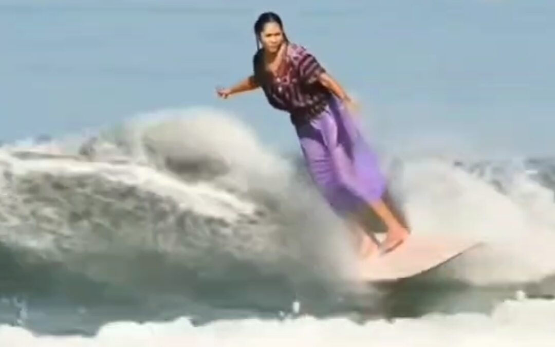 Patricia Ornelas surfeando en huipil se hace viral #Video