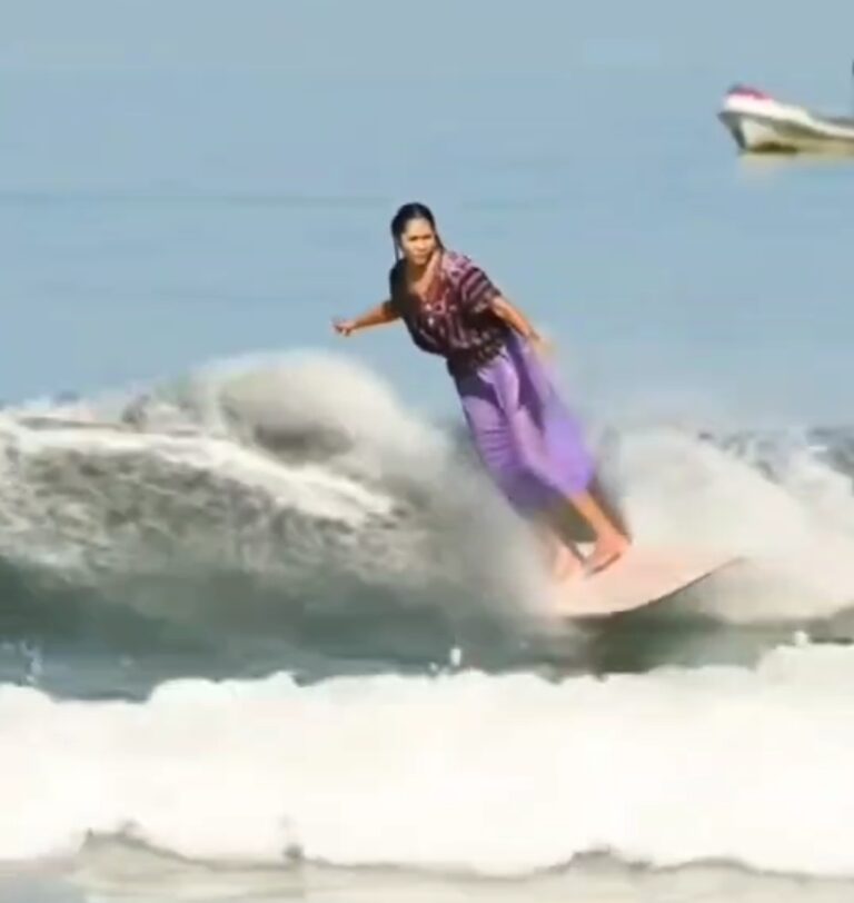 Patricia Ornelas surfeando en huipil se hace viral #Video
