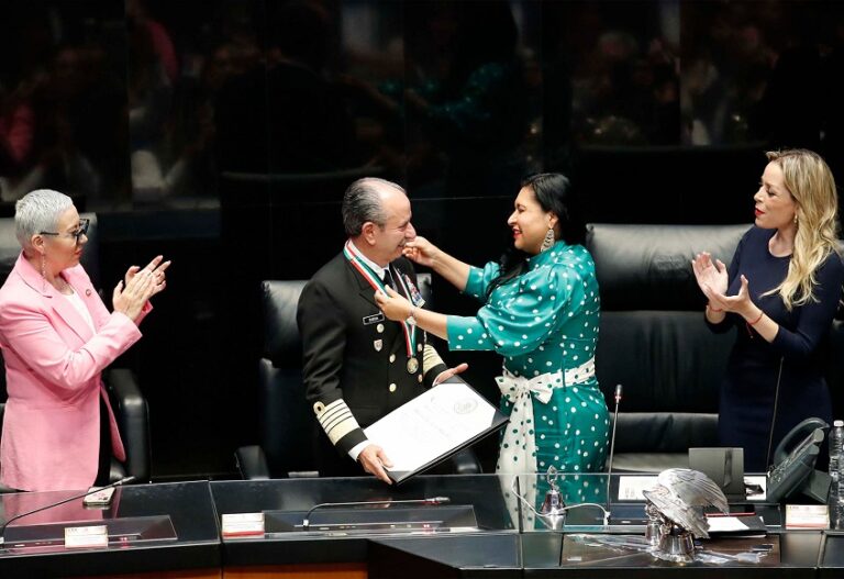 Otorga el Senado primera Medalla de Honor Armada de México al almirante José Rafael Ojeda Durán.