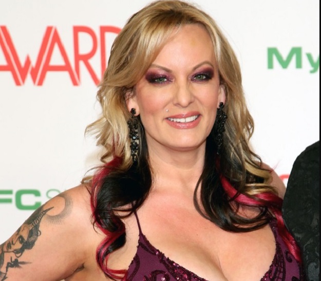 Estrella porno comparece y detalla encuentros sexuales con Donald Trump.