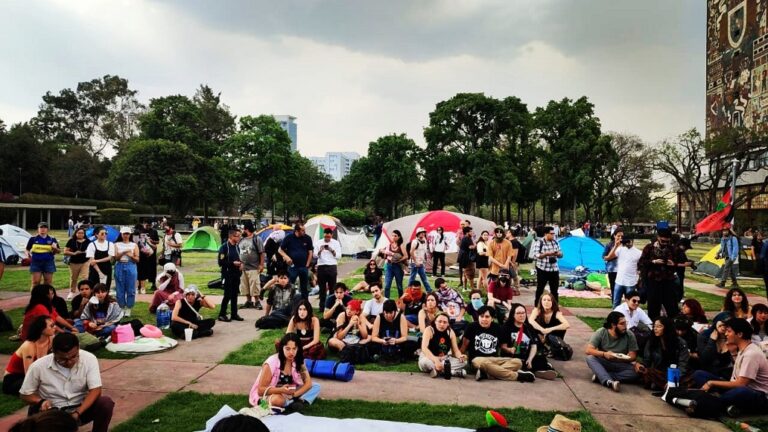 Grupos de estudiantes pro palestinos establecen campamento indefinido en la UNAM.