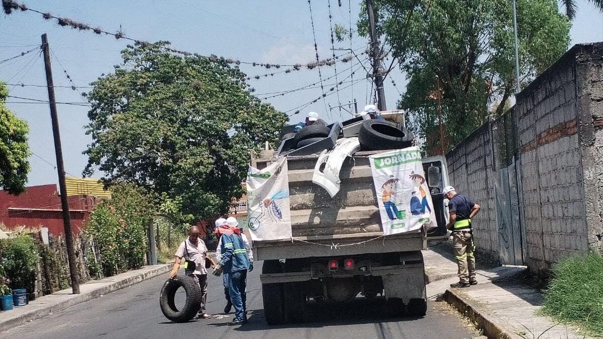 Campaña de descacharrización recorre 44 colonias en una primera etapa