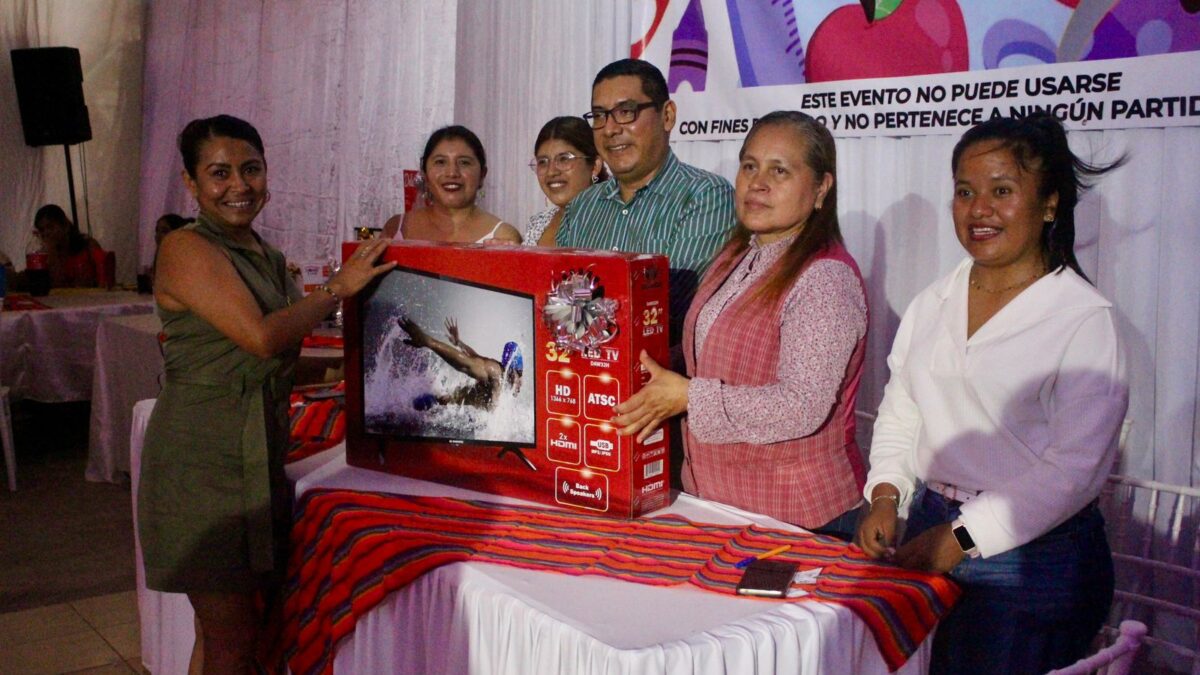 Celebrando a los pilares de la educación.