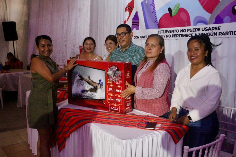 Celebrando a los pilares de la educación.
