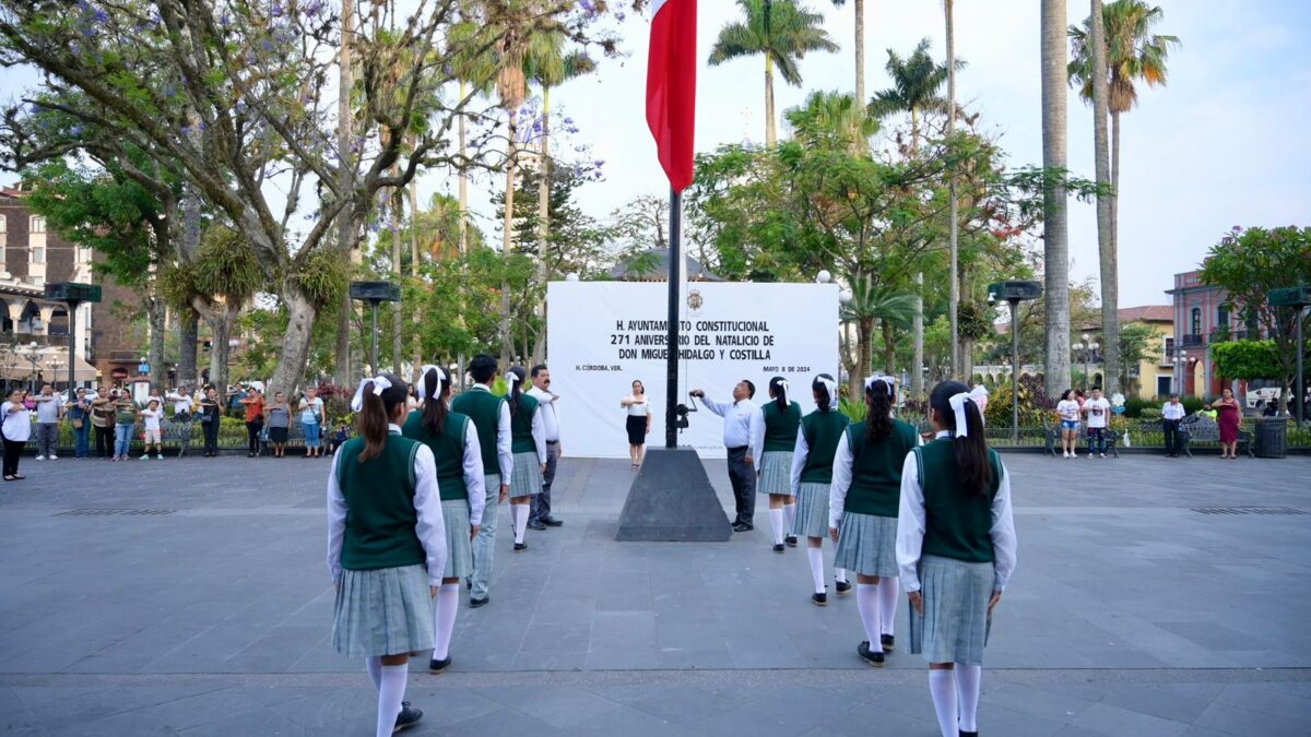 Realizan arrío de lábaro patrio en conmemoración del nacimiento de Don Miguel Hidalgo y Costilla