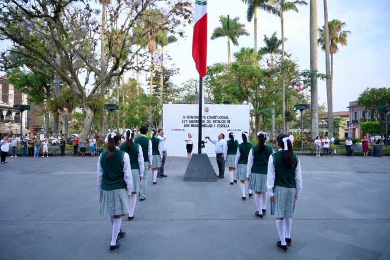 Realizan arrío de lábaro patrio en conmemoración del nacimiento de Don Miguel Hidalgo y Costilla