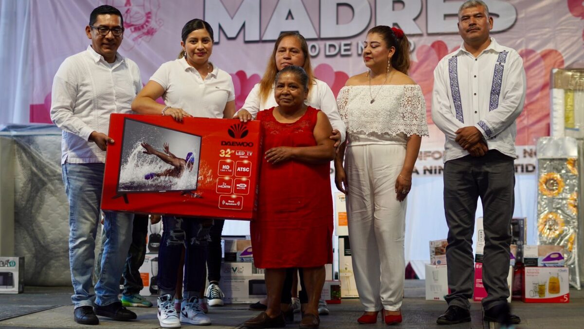 ¡ Festejando con amor a mamá!