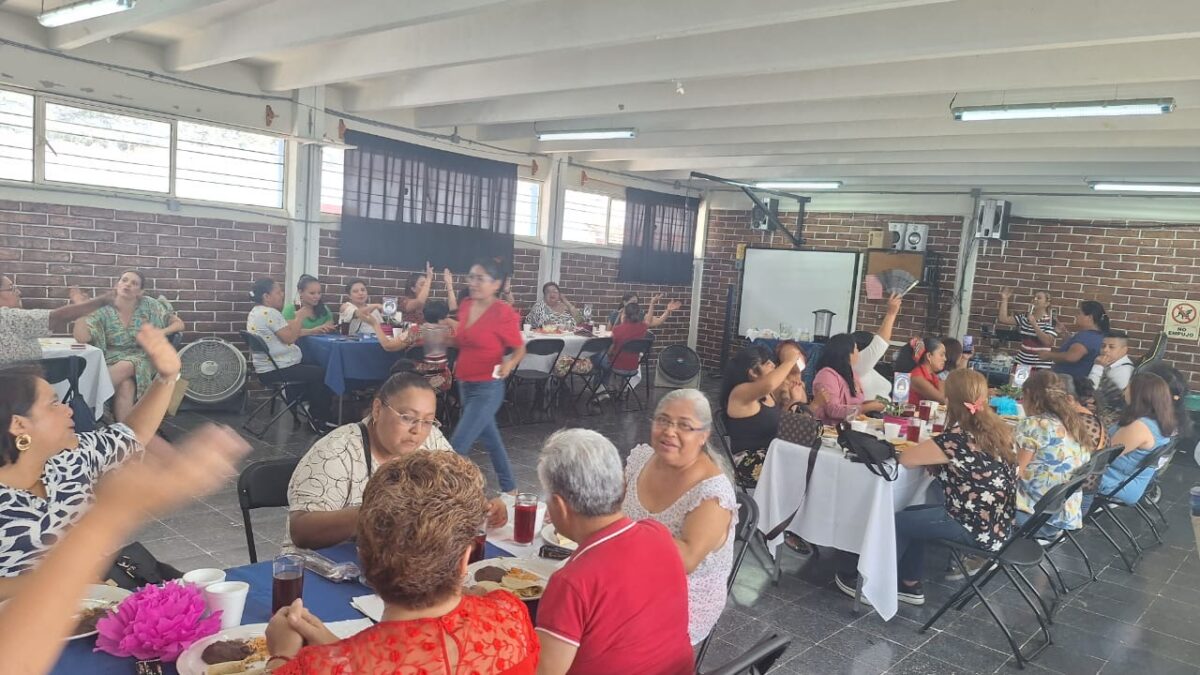 Celebran a madres del Centro de Atención Múltiples