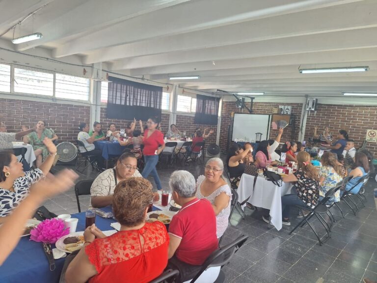 Celebran a madres del Centro de Atención Múltiples