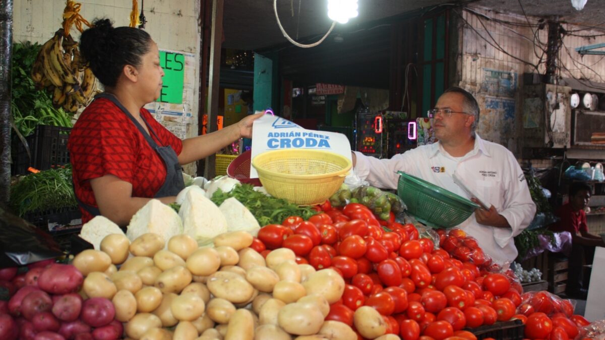 ENTRE PORRAS Y APLAUSOS, LÍDERES Y LOCATARIOS DEL MERCADO REVOLUCIÓN RECIBEN A ADRIÁN PÉREZ CRODA.