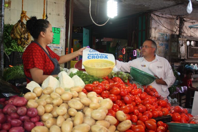 ENTRE PORRAS Y APLAUSOS, LÍDERES Y LOCATARIOS DEL MERCADO REVOLUCIÓN RECIBEN A ADRIÁN PÉREZ CRODA.