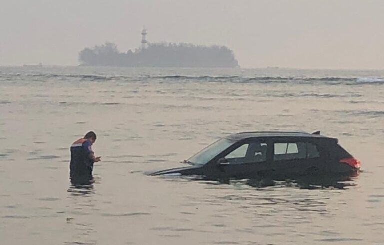 Sigue el misterio de la camioneta que apareció en el mar en #Veracruz