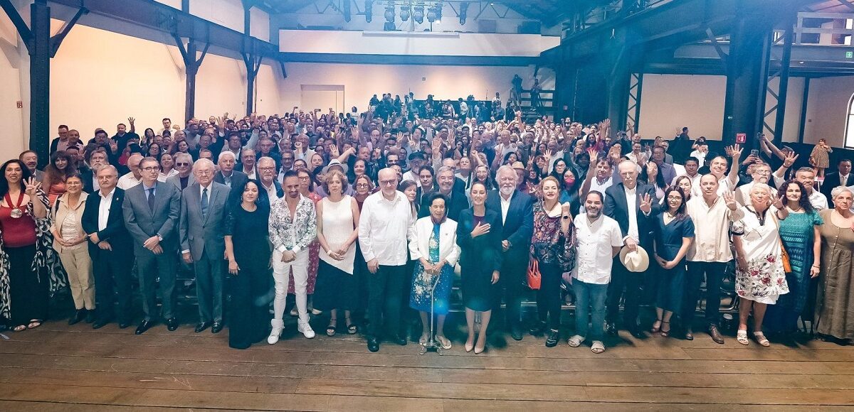 900 intelectuales y artistas se suman a Claudia Sheinbaum.