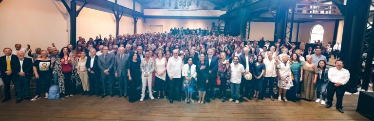 900 intelectuales y artistas se suman a Claudia Sheinbaum.