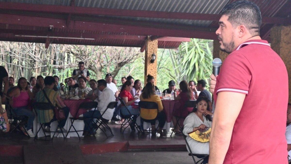 Zenyazen Escobar reconoce al magisterio veracruzano por su papel de formadores de niñas, niños y jóvenes