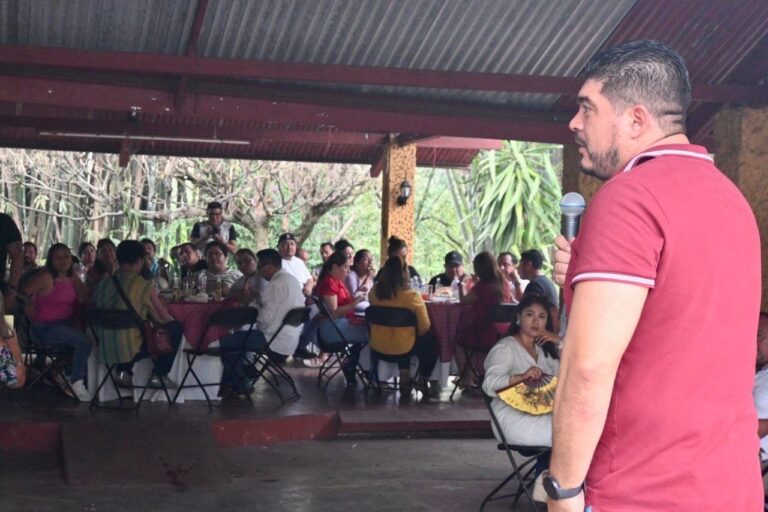 Zenyazen Escobar reconoce al magisterio veracruzano por su papel de formadores de niñas, niños y jóvenes