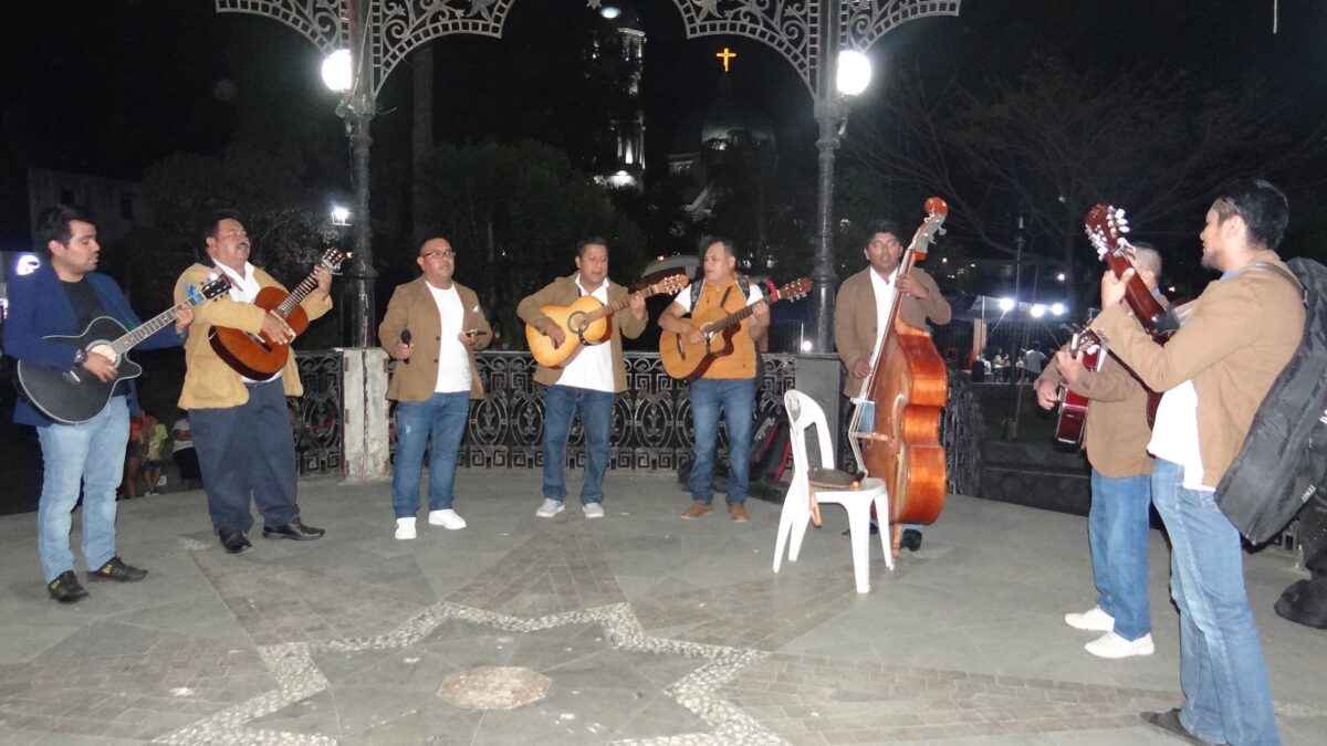 Llevan Serenata a mamis de Chocamán