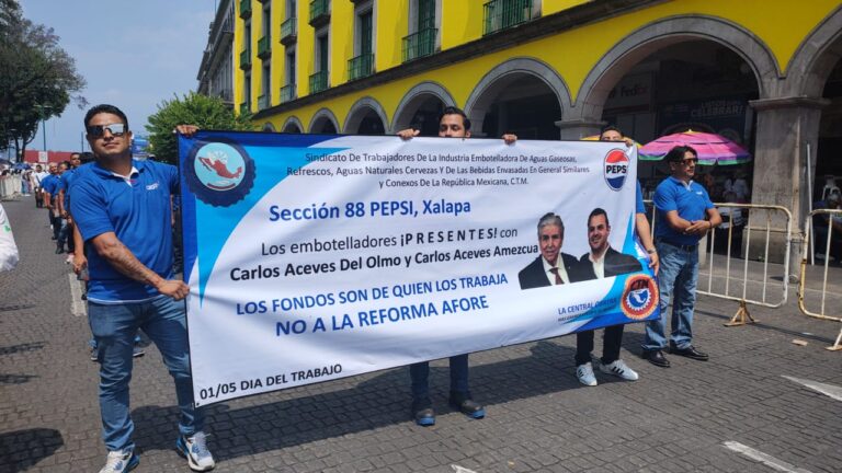 Protestas y reclamos a Cuitláhuac García durante el desfile del 1 de mayo #Veracruz
