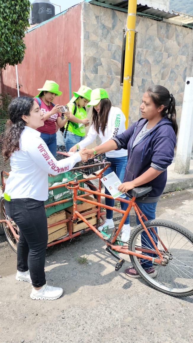 Agradecen a Tania Cruz apoyo a escuelas de Nogales