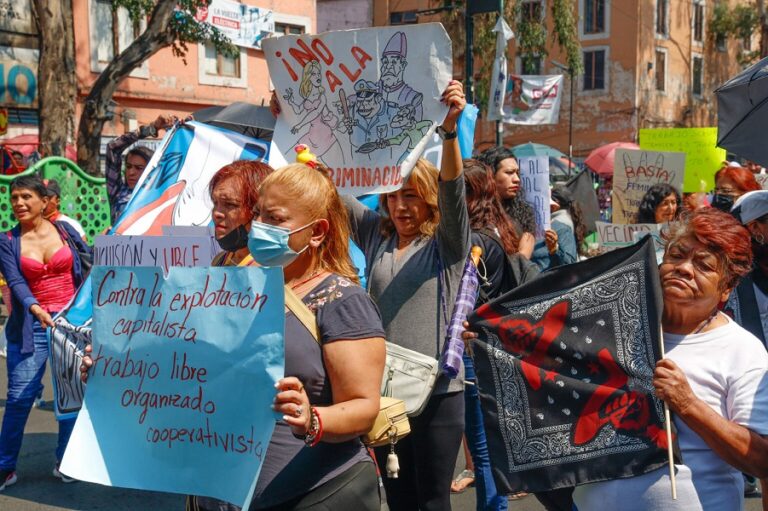 Trabajadoras sexuales y cooperativistas en La Otra Marcha del 1 de mayo .