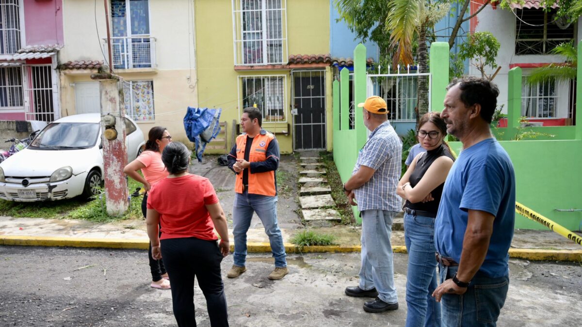 Supervisa Protección Civil y Obras Públicas el deslizamiento de tierra ocurrido en la Unidad Cecadys
