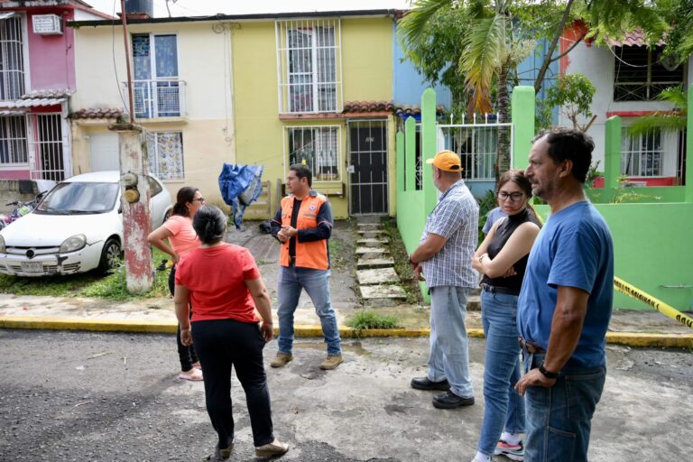 Supervisa Protección Civil y Obras Públicas el deslizamiento de tierra ocurrido en la Unidad Cecadys