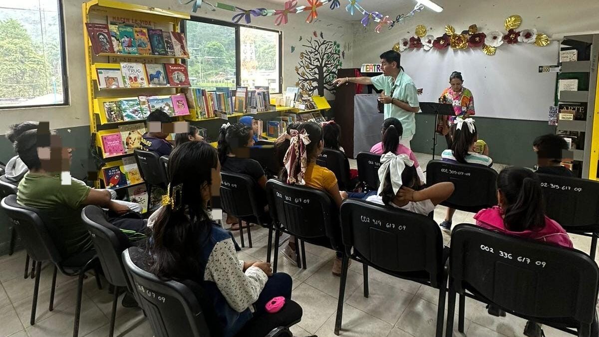 Disfrutan niños en El Bajío de espectáculo cultural literario “Érase una vez la palabra”