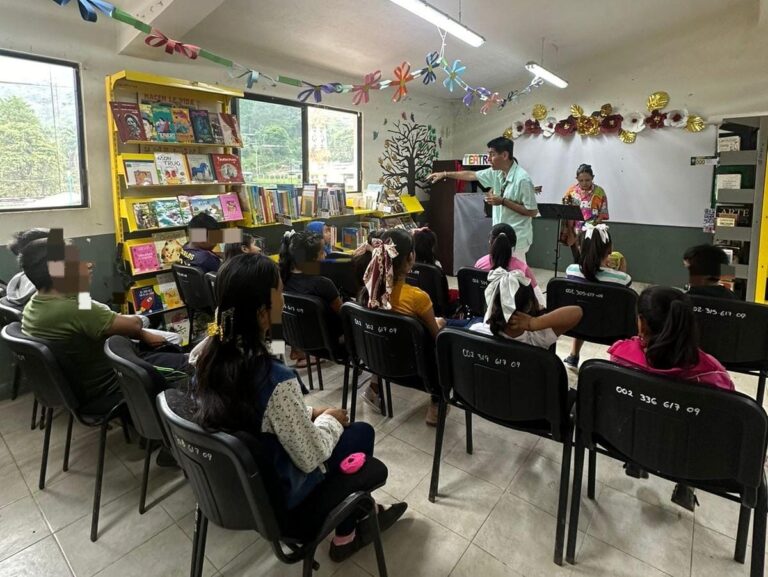 Disfrutan niños en El Bajío de espectáculo cultural literario “Érase una vez la palabra”
