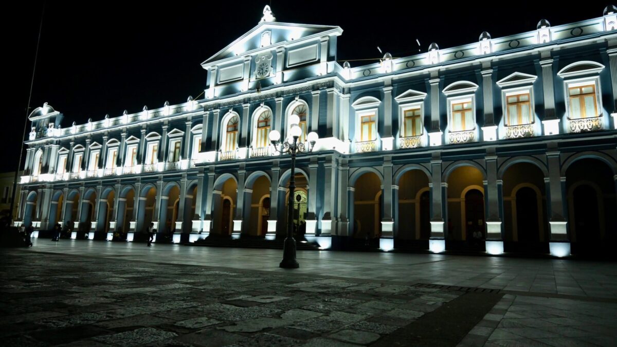 Supervisa Juan Martínez Flores los trabajos de la nueva imagen del palacio municipal de Córdoba