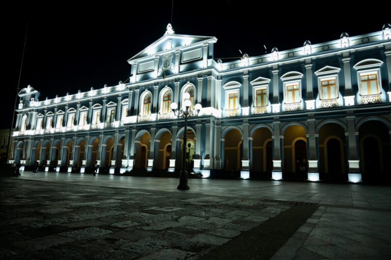 Supervisa Juan Martínez Flores los trabajos de la nueva imagen del palacio municipal de Córdoba