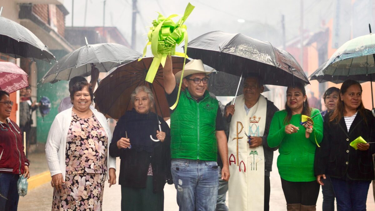 Inaugura Ernesto Ruíz pavimentación