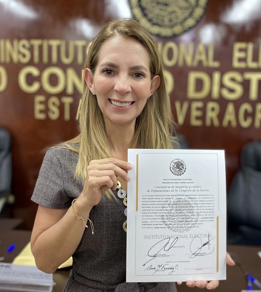Ana Miriam Ferráez recibe constancia como diputada federal