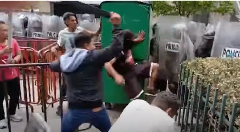 Integrantes de la CNTE se enfrentan a fuerzas del orden y vandalizan puerta de Palacio Nacional