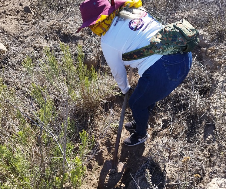 Fiscalía CMDX cierra puertas a Madre Buscadora Ceci Flores, tras ubicar fosas en Iztapalapa.
