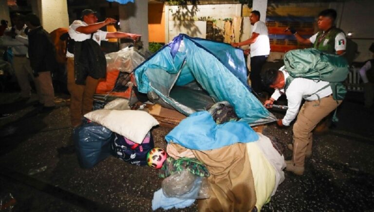 Desalojan a más de 500 migrantes de campamento improvisado en la Ciudad de México .