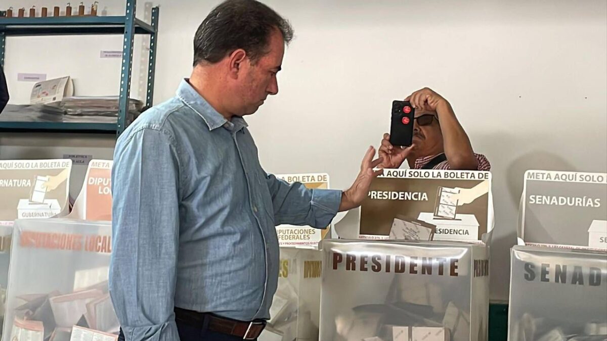 Pepe Yunes emite su voto y exhorta a las y los veracruzanos a hacerlo en Libertad.
