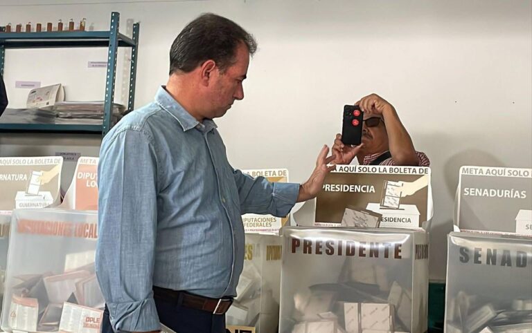 Pepe Yunes emite su voto y exhorta a las y los veracruzanos a hacerlo en Libertad.