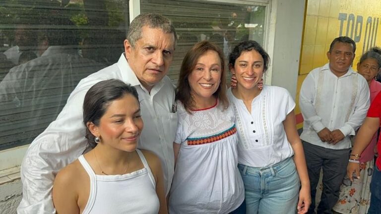 Emite su voto Rocío Nahle en Coatzacoalcos.