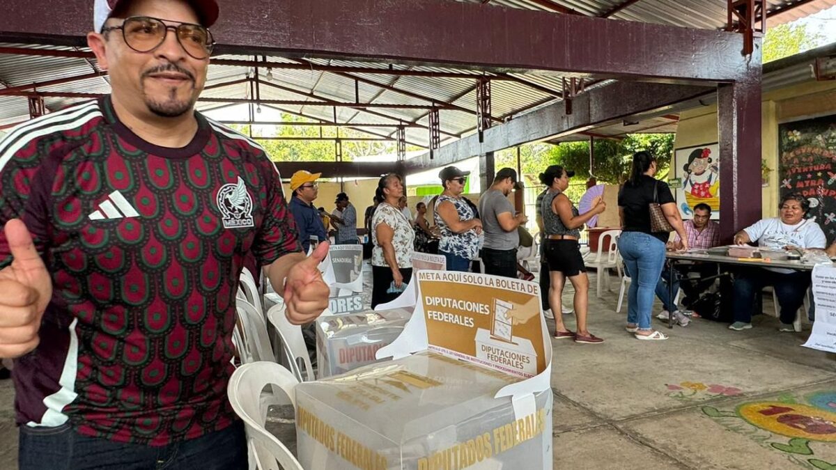 Emite su voto Juan Javier Gómez Cazarin en Hueyapan de Ocampo