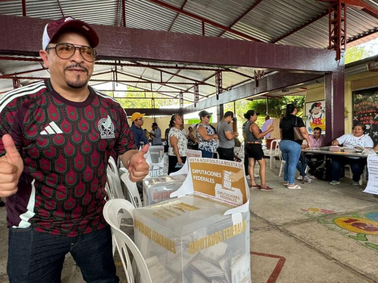 Emite su voto Juan Javier Gómez Cazarin en Hueyapan de Ocampo